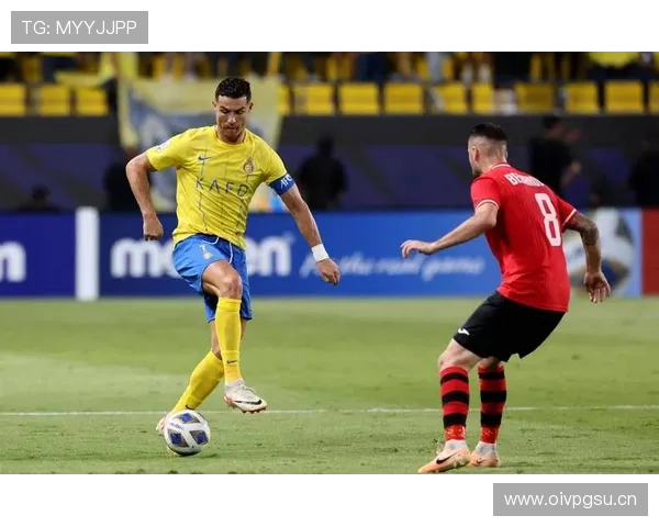 C罗豪宅里居然摆着这么多金球，感觉隔壁邻居都得羡慕哭了