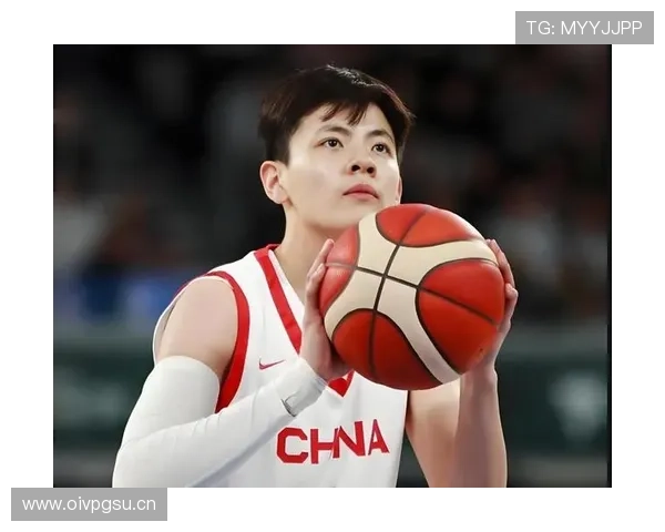 杨舒予随手一拍家居照，睡衣加满墙限量球鞋，普通人心态直接碎